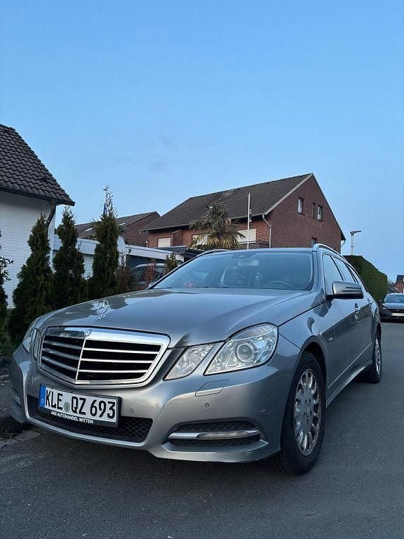 Gebraucht Mercedes E250 Avantgarde 204 PS (150 kW) 2010 Grau Limousine