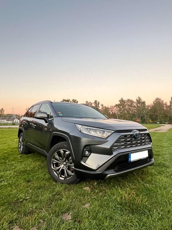 Grau Gebraucht 2022 Toyota RAV4 Team SUV | 34.990 € (Etwas zu teuer) - Bild 1/4