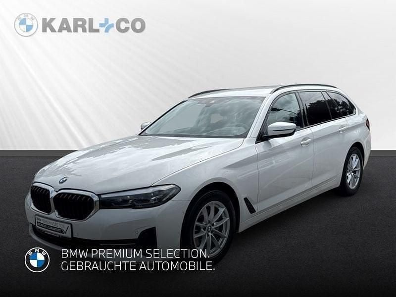 Weiss Gebraucht 2022 BMW 520 Sport Line Kombi | 27.370 € (Guter Preis) - Bild 1/4