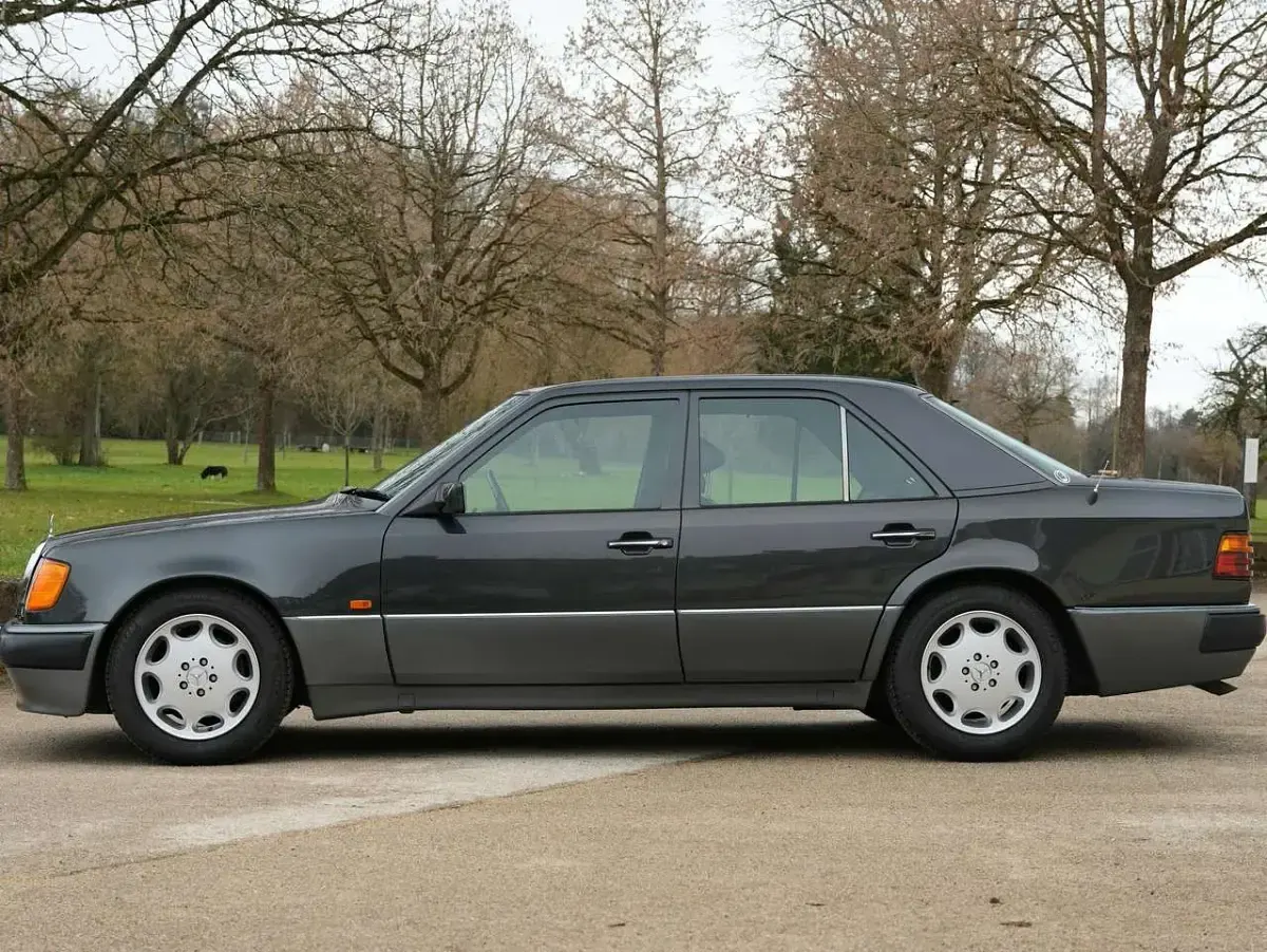 Używany Mercedes E500 326 KM (239 kW) 1991 Czarny Sedan/Limuzyna