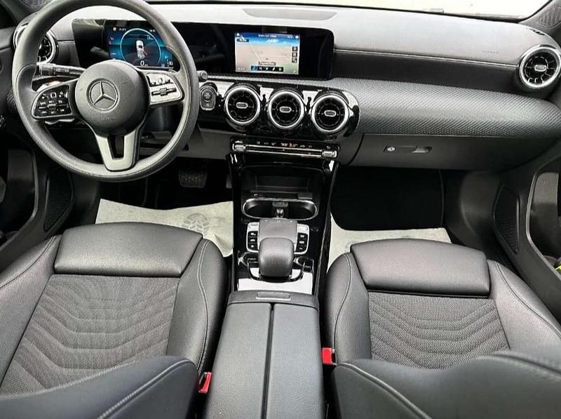 Grau Gebraucht 2019 Mercedes A180 Limousine | 18.500 € (Teuer) - Bild 1/4
