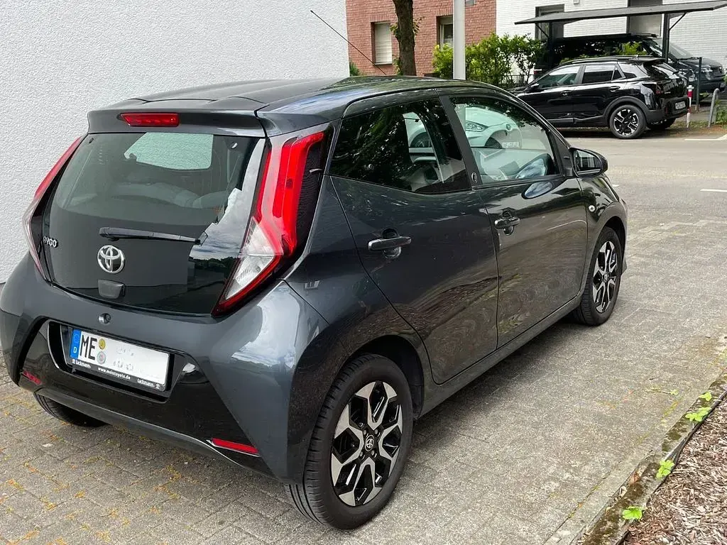 Gebraucht Toyota Aygo Team 72 PS (52 kW) 2020 Schwarz Kleinwagen