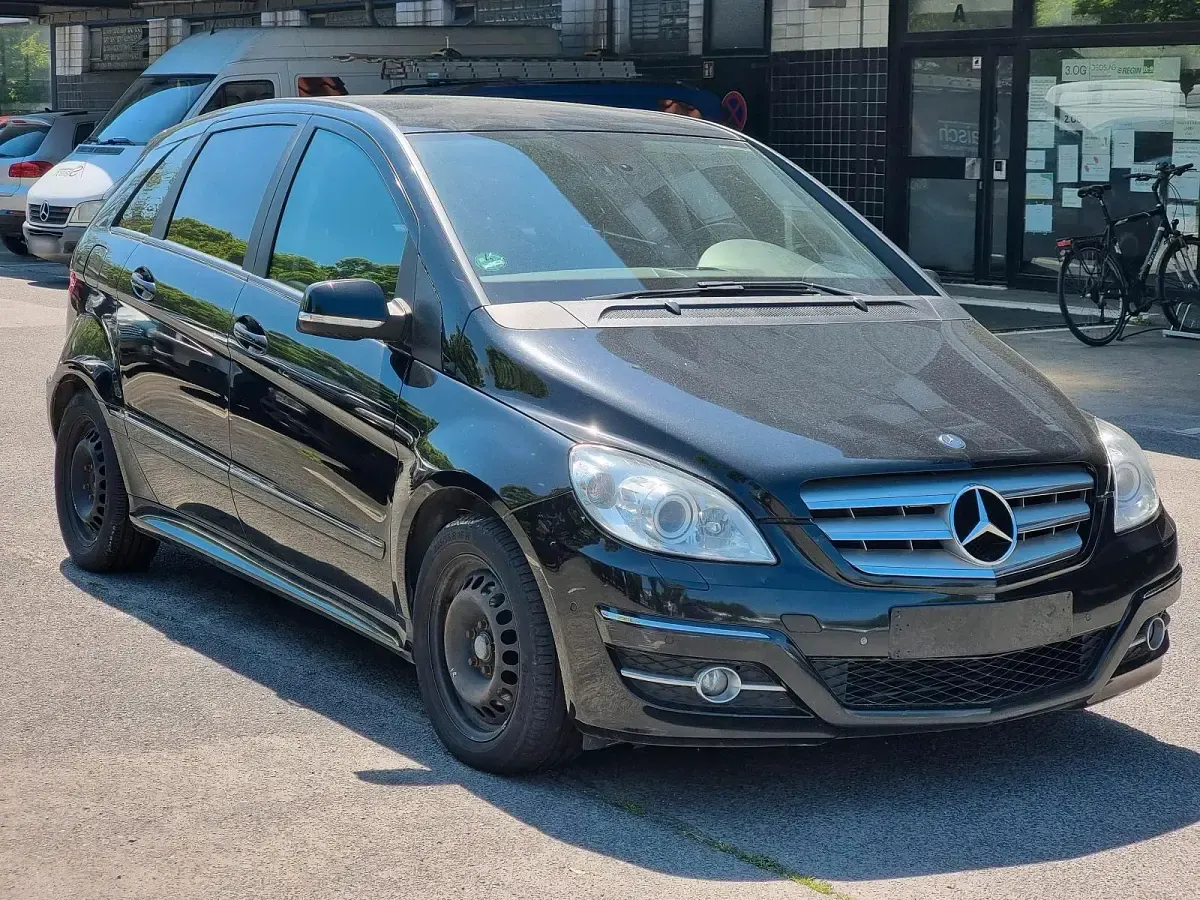 Gebraucht Mercedes B200 194 PS (142 kW) 2010 Schwarz Van / Kleinbus