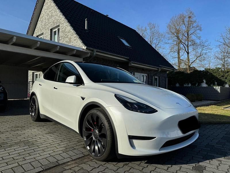 Weiß Gebraucht 2022 Tesla Model Y Performance SUV | 33.990 € (Guter Preis) - Bild 1/4