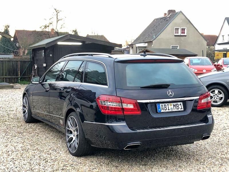 Gebraucht Mercedes E350 265 PS (194 kW) 2011 Blau Kombi