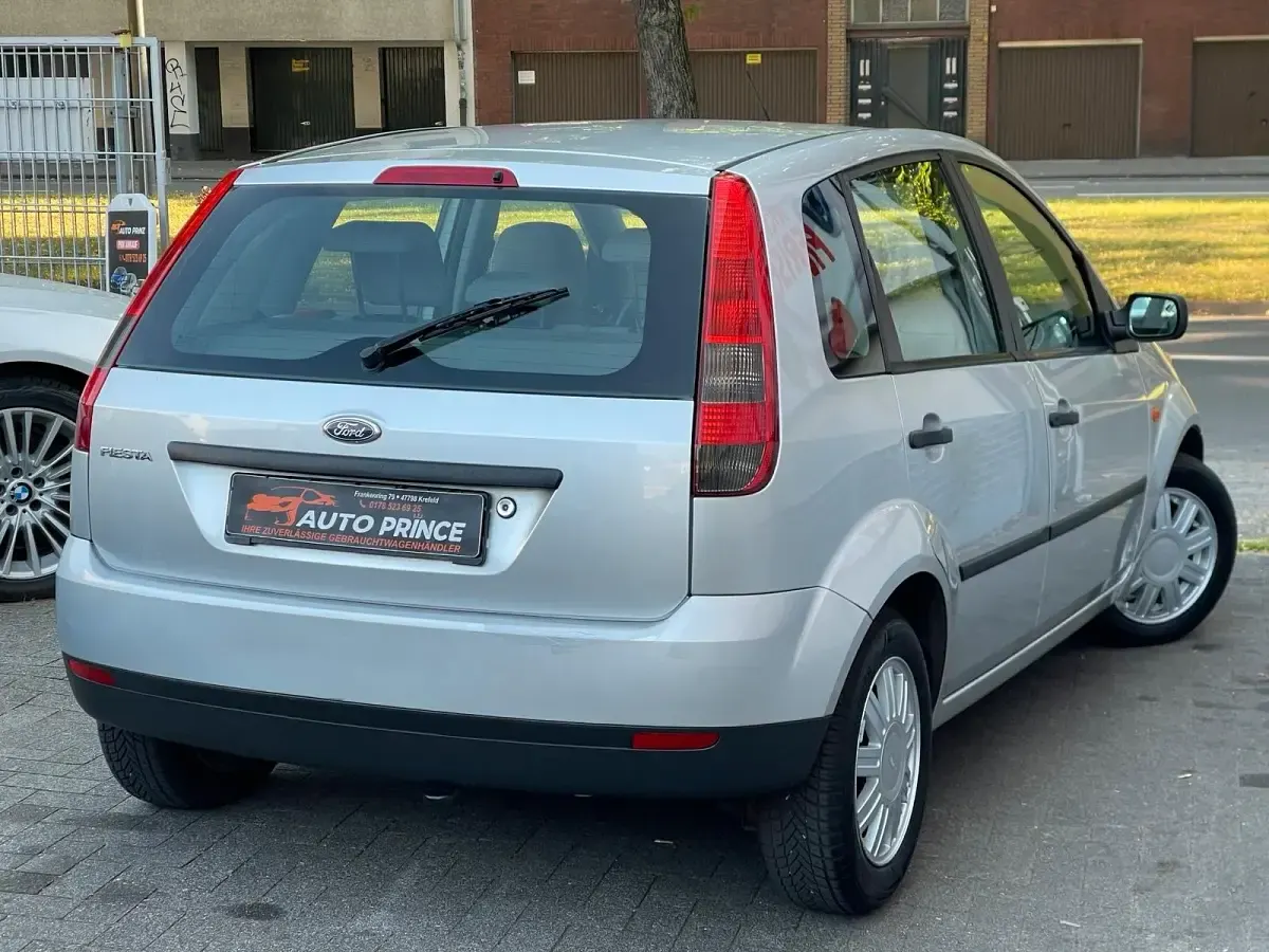 Gebraucht Ford Fiesta Ambiente 80 PS (58 kW) 2002 Silber Kleinwagen