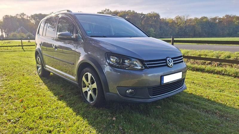 Grau Gebraucht 2011 VW Touran Cross Van / Kleinbus | 8.390 € (Guter Preis) - Bild 1/4