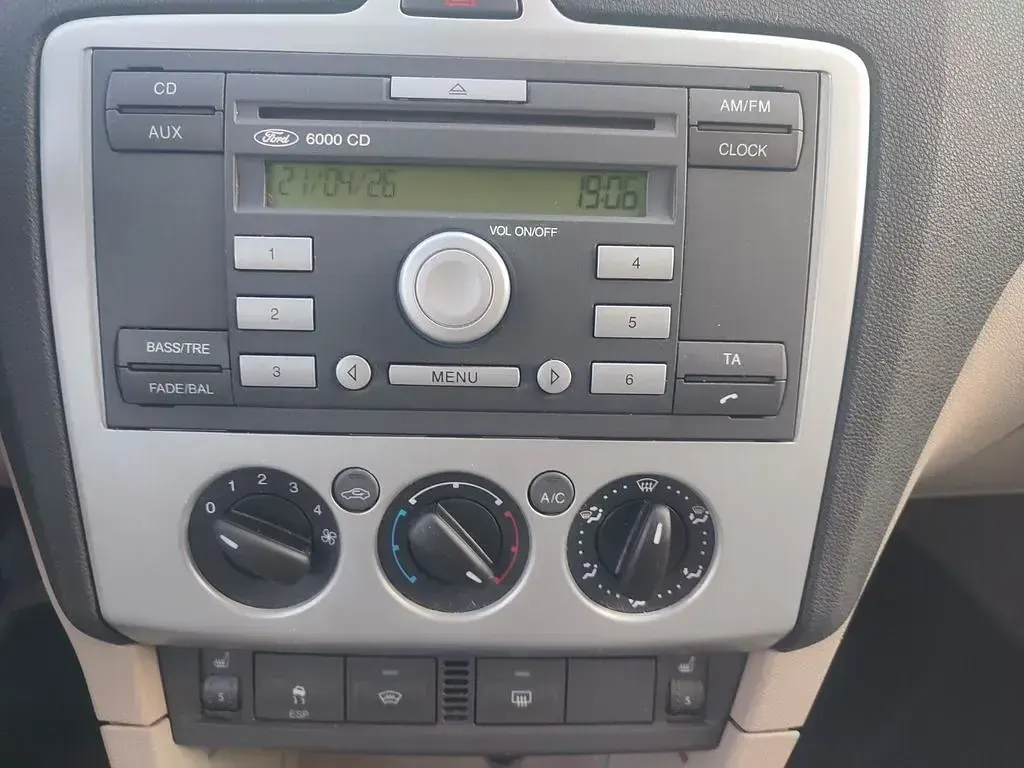 Usado Ford Focus Trend 101 CV (74 kW) 2005 Azul Berlina