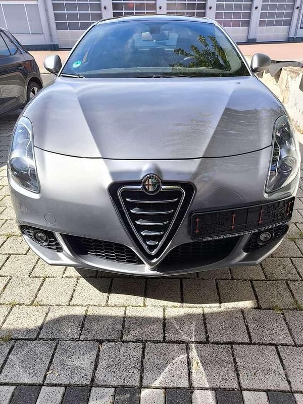 Grau Gebraucht 2013 Alfa Romeo Giulietta Veloce Kleinwagen | 9.900 € (Fairer Preis) - Bild 1/4