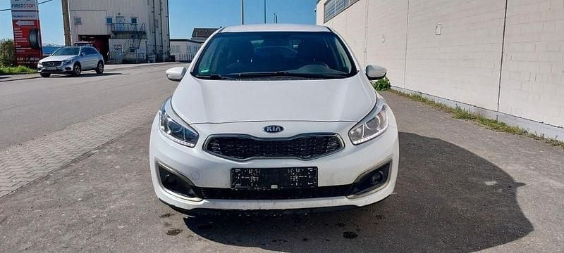 Gebraucht Kia Ceed DREAM-TEAM Edition 136 PS (100 kW) 2016 Weiß Kleinwagen