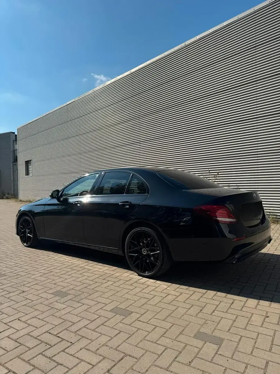 Gebraucht Mercedes E220 194 PS (142 kW) 2019 Schwarz Limousine