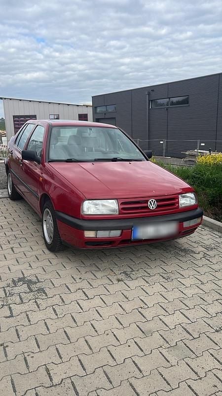 Rot Gebraucht 1994 VW Vento Limousine | 2.000 € - Bild 1/4