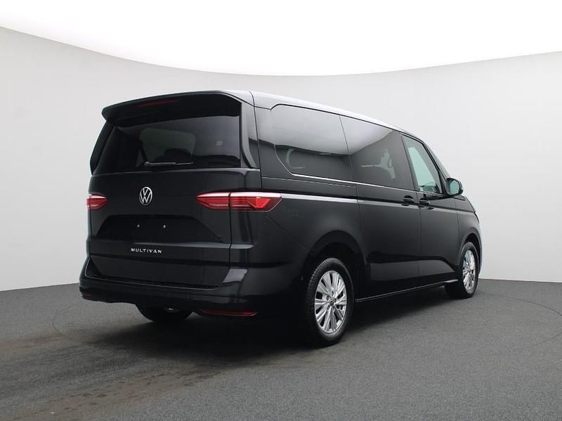 Gebraucht VW Multivan Life 150 PS (110 kW) 2025 Deep black perleffekt Van