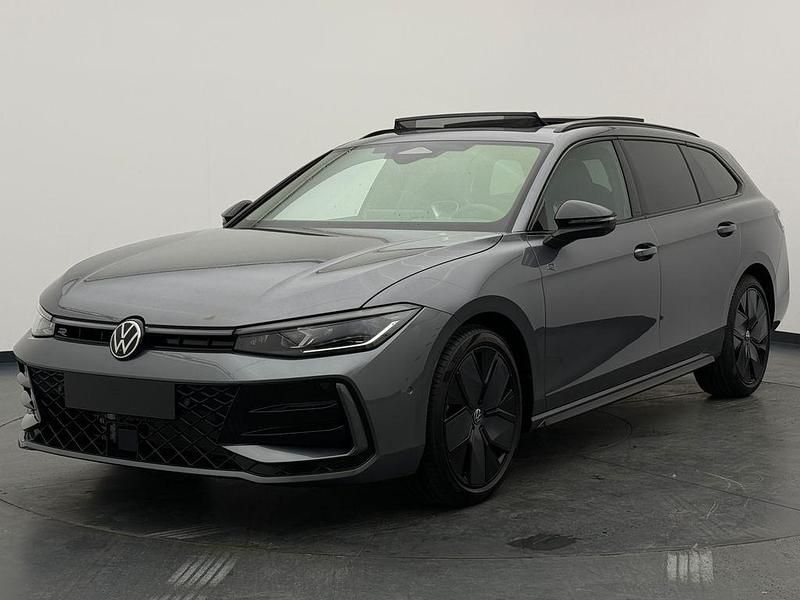 Neu VW Passat R-line 193 PS (141 kW) 2026 Grenadilla black metallic Kombi