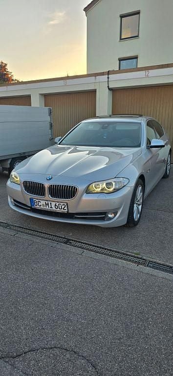 Silber Gebraucht 2013 BMW 528 Sport Line Limousine | 13.950 € (Fairer Preis) - Bild 1/4