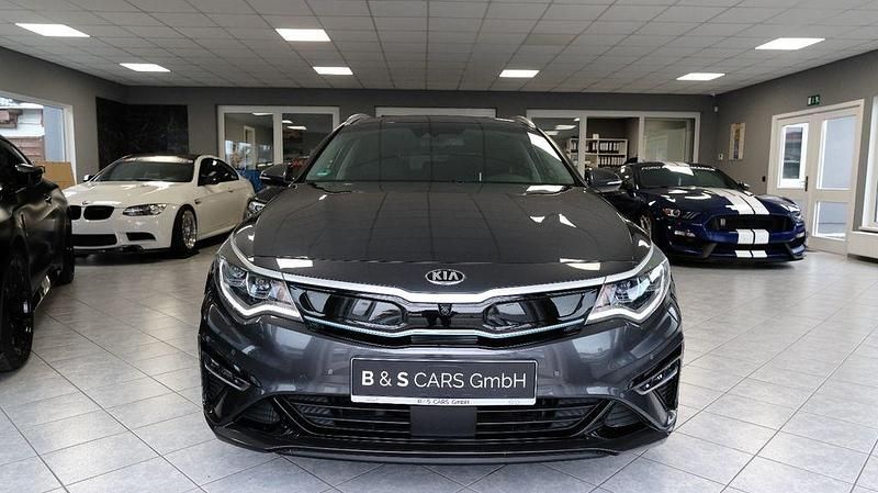 Grau Gebraucht 2020 Kia Optima Hybrid 2 Limousine | 19.750 € (Fairer Preis) - Bild 1/4