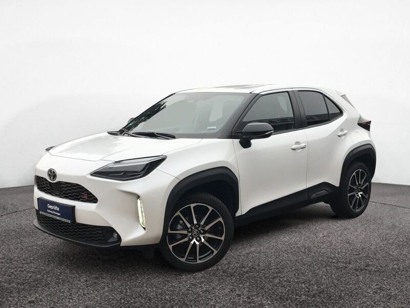 Platinum white (metallic) Gebraucht 2023 Toyota Yaris Hybrid Sport SUV | 25.950 € (Fairer Preis) - Bild 1/4