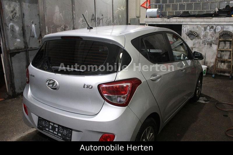 Gebraucht Hyundai i10 Edition 67 PS (49 kW) 2015 Silber Kleinwagen