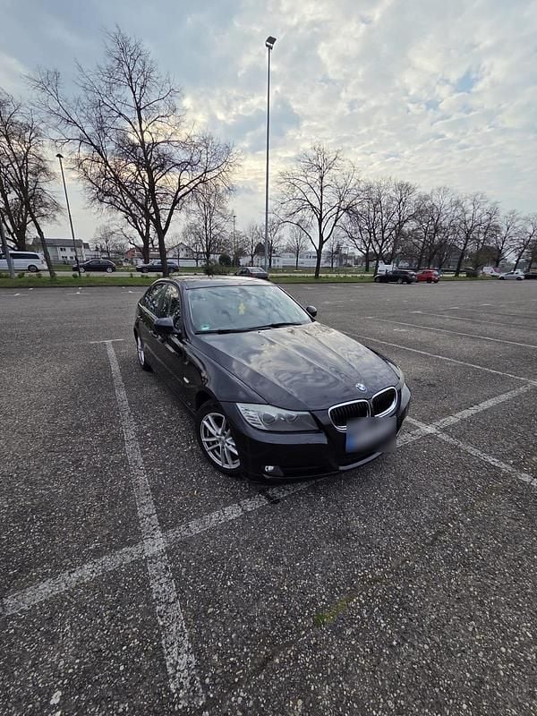 Gebraucht BMW 318 143 PS (105 kW) 2011 Schwarz Limousine