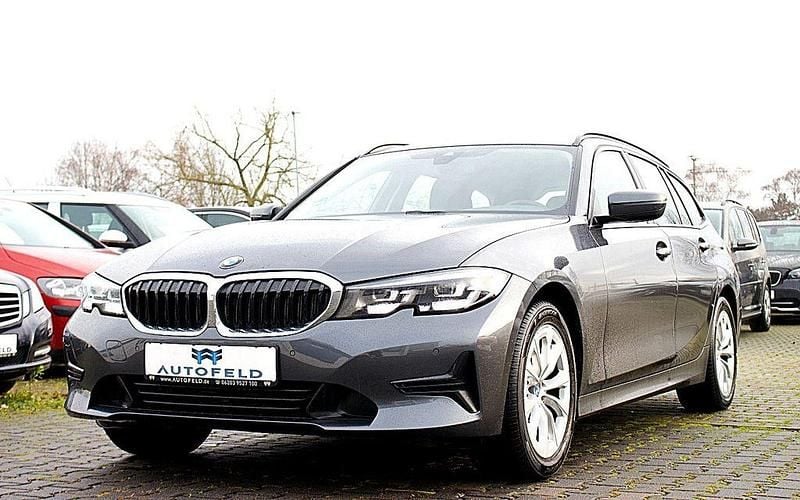Grau Gebraucht 2020 BMW 318 Sport Line Limousine | 22.950 € (Guter Preis) - Bild 1/4