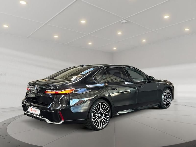 Gebraucht BMW 740 Shadowline 286 PS (210 kW) 2025 Black sapphire metallic Limousine