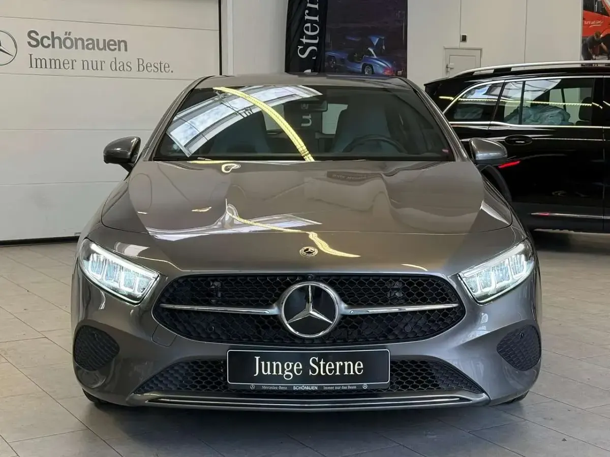 Gebraucht Mercedes A200 Progressive 163 PS (119 kW) 2024 lack mountaingrau Limousine
