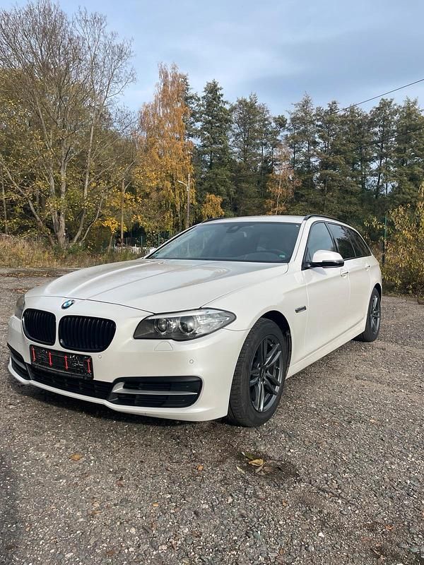 Weiß Gebraucht 2015 BMW 520 Kombi | 14.790 € (Fairer Preis) - Bild 1/4
