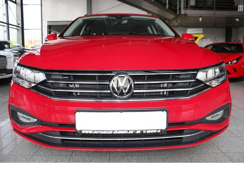 Gebraucht VW Passat 122 PS (89 kW) 2023 Rot Kombi