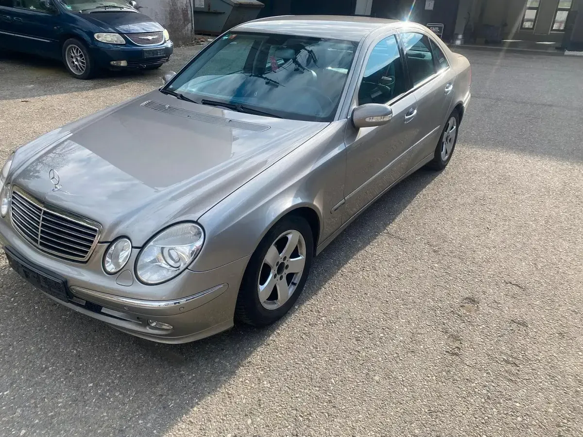 Używany Mercedes E320 Avantgarde 224 KM (164 kW) 2004 Srebrny Sedan/Limuzyna