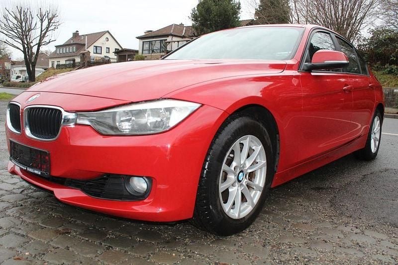 Gebraucht BMW 320 Comfort Edition 184 PS (135 kW) 2012 Rot Limousine