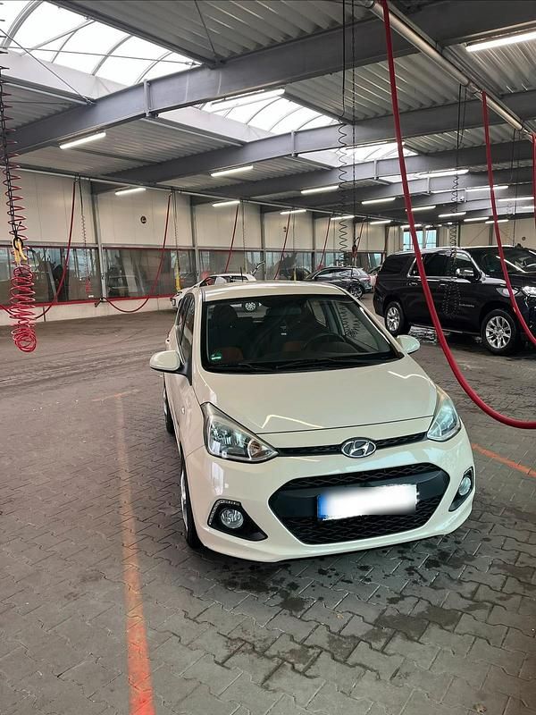 Gebraucht Hyundai i10 87 PS (63 kW) 2014 Beige Kleinwagen