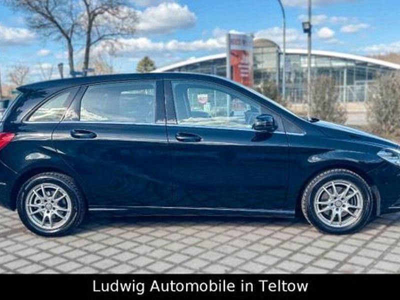 Gebraucht Mercedes B180 122 PS (89 kW) 2013 Schwarz Van / Kleinbus