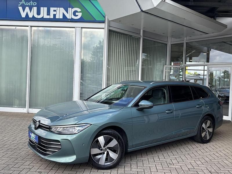 Grün Gebraucht 2024 VW Passat Business Limousine | 35.890 € (Guter Preis) - Bild 1/4