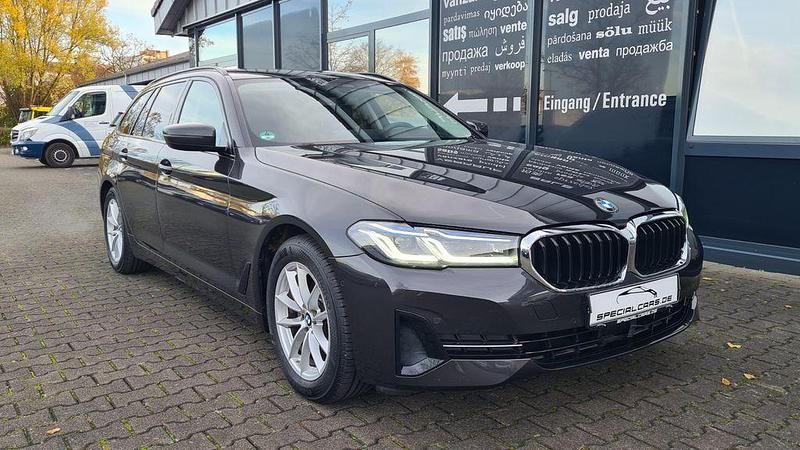 Grau Gebraucht 2021 BMW 520 Limousine | 28.990 € (Superpreis) - Bild 1/4