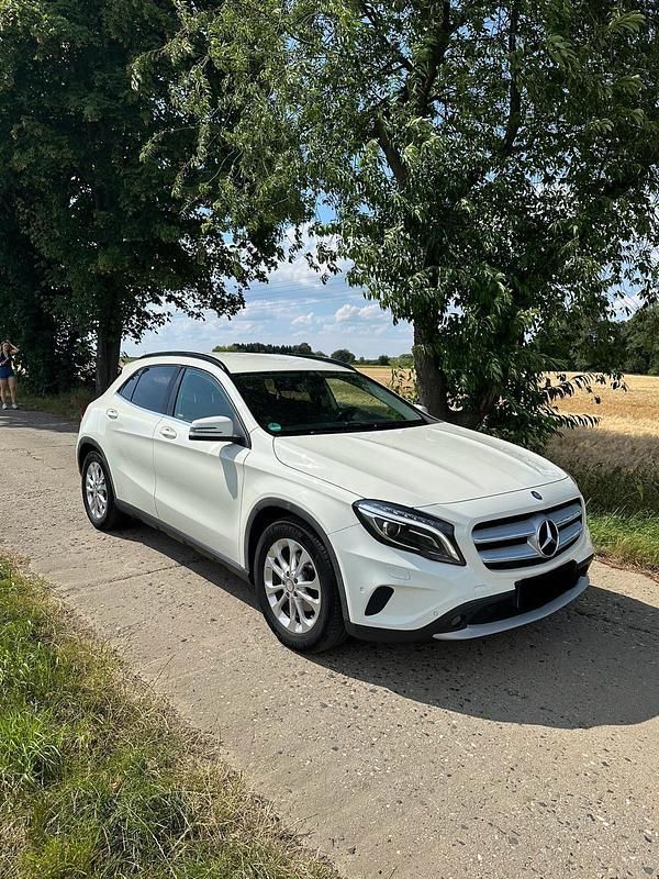 Weiß Gebraucht 2014 Mercedes GLA200 SUV | 16.499 € (Fairer Preis) - Bild 1/4