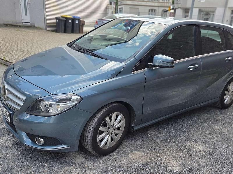 Grau Gebraucht 2013 Mercedes B180 Sport Edition Van / Kleinbus | 9.750 € - Bild 1/4