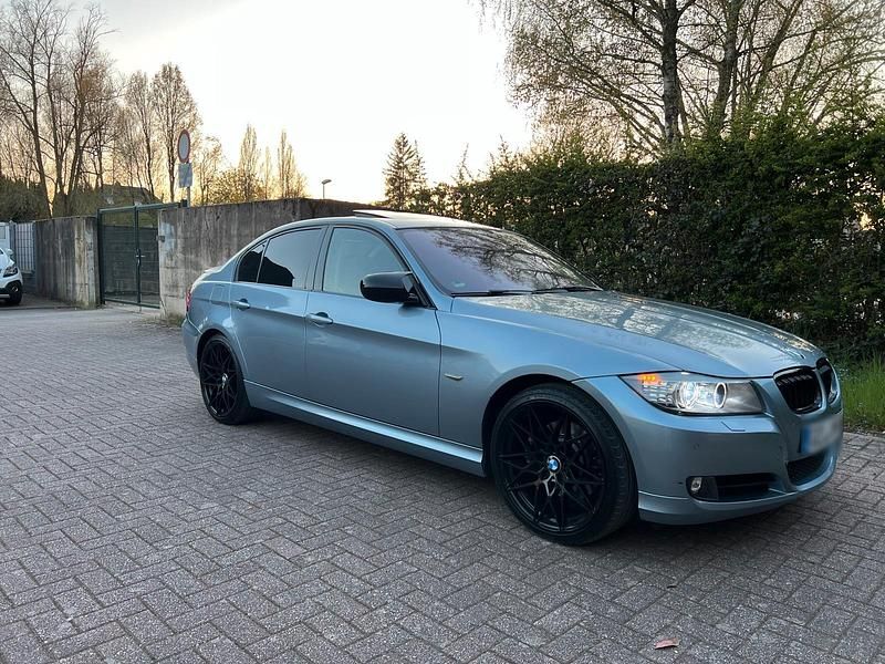 Gebraucht BMW 330 245 PS (180 kW) 2010 Blau Limousine