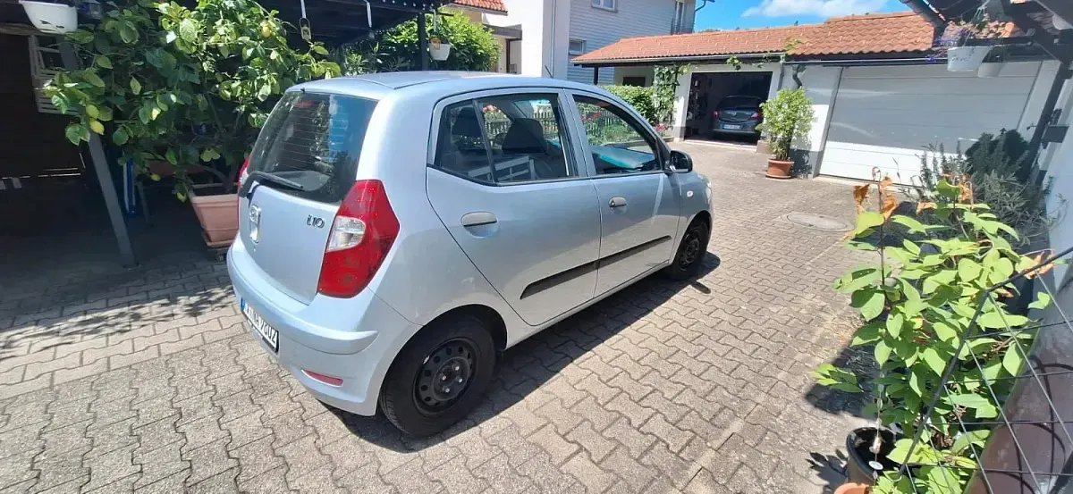 Gebraucht Hyundai i10 69 PS (50 kW) 2013 Silber Kleinwagen