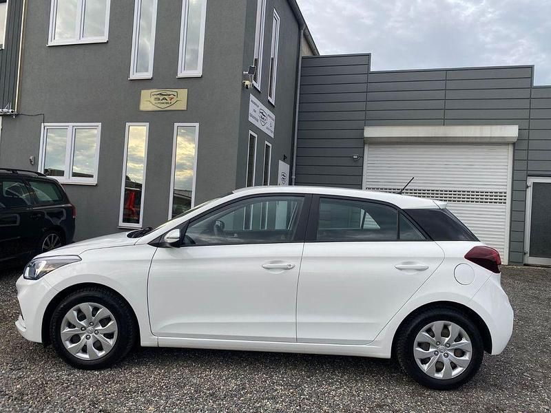 Weiß Gebraucht 2019 Hyundai i20 Select Limousine | 9.900 € (Fairer Preis) - Bild 1/4