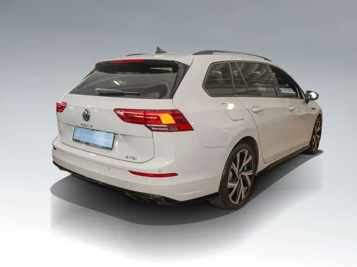 Gebraucht VW Golf VIII R-line 131 PS (96 kW) 2024 Weiß Kombi