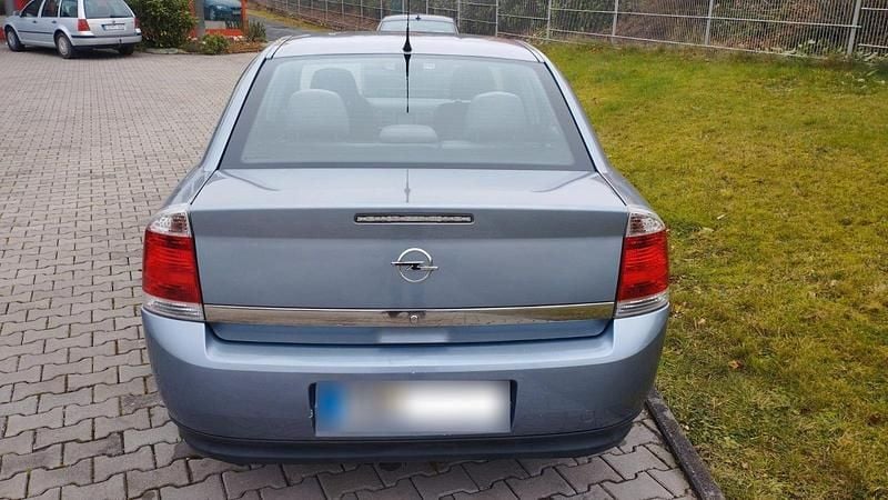 Second-hand Opel Vectra 155 CP (114 kW) 2004 Argintiu Berlinǎ