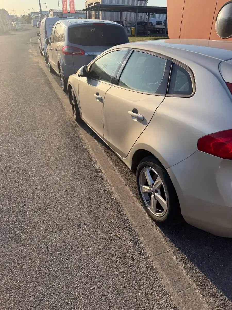 Gebraucht Volvo V40 120 PS (88 kW) 2018 Gold Limousine