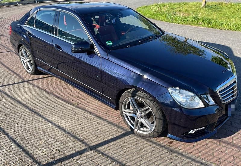 Gebraucht Mercedes E500 AMG line 387 PS (284 kW) 2010 Blau Limousine