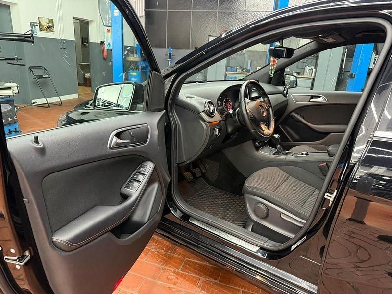 Gebraucht Mercedes B180 122 PS (89 kW) 2015 Schwarz Van / Kleinbus