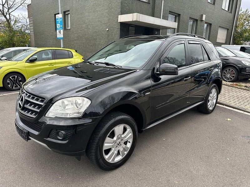 Schwarz Gebraucht 2010 Mercedes ML300 SUV | 10.880 € (Fairer Preis) - Bild 1/4