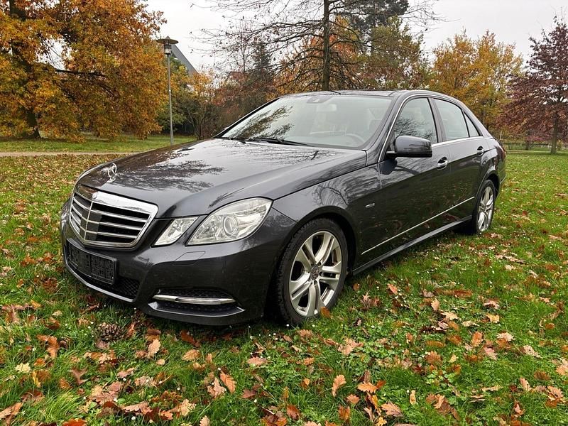 Grau Gebraucht 2012 Mercedes E250 Limousine | 9.950 € (Fairer Preis) - Bild 1/4