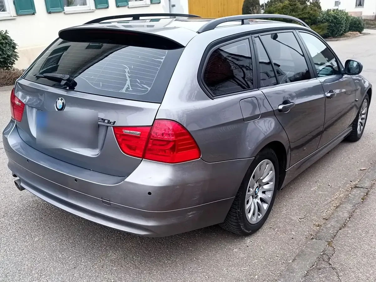 Gebraucht BMW 320 177 PS (130 kW) 2009 Grau Kombi
