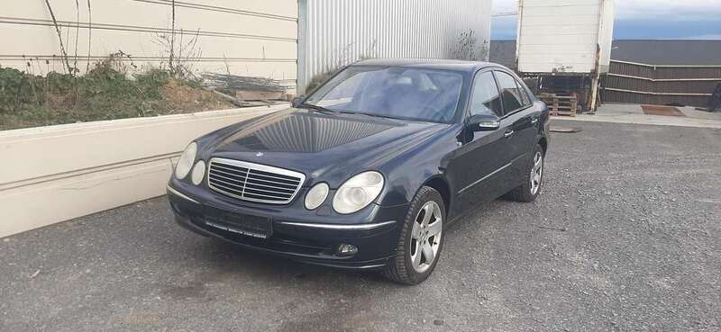 Smaragdschwarz metalliclack Gebraucht 2005 Mercedes E320 Limousine | 6.990 € (Fairer Preis) - Bild 1/4