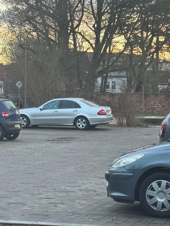 Silber Gebraucht 2005 Mercedes E280 Avantgarde Limousine | 8.888 € - Bild 1/4