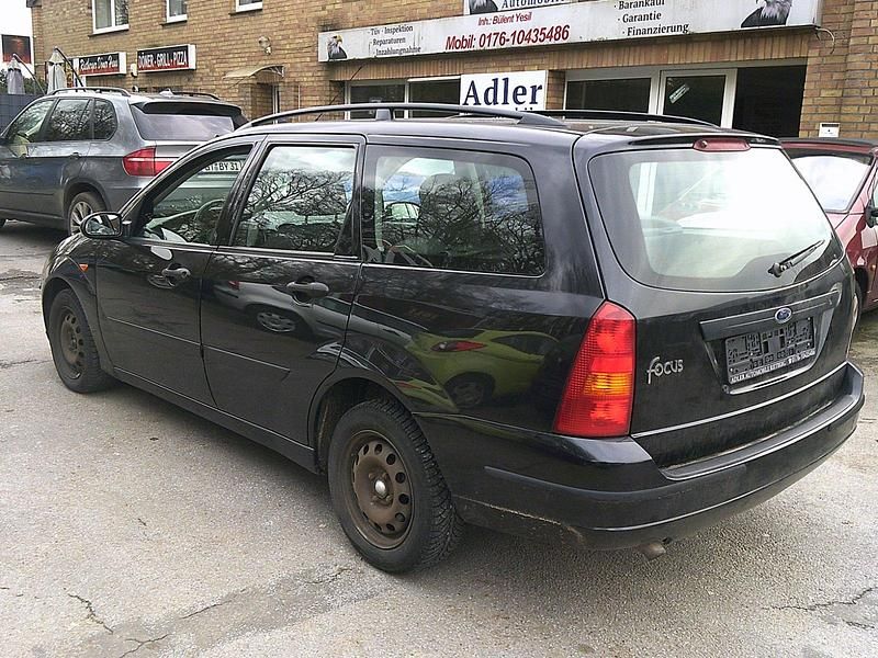 Gebraucht Ford Focus Basis 90 PS (66 kW) 2000 Schwarz Kombi